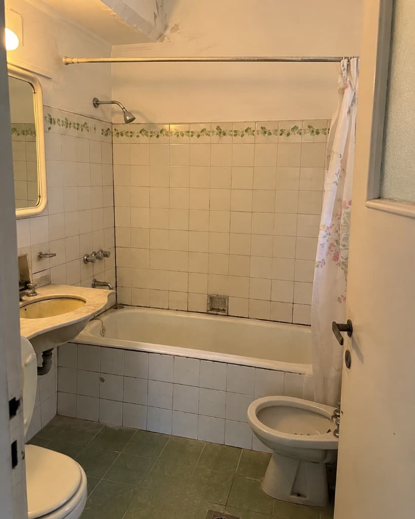 Güngören Merkez Mahallesi eski küvetli banyo